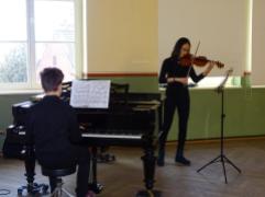 Yen Quynh Vu an der Geige und Jonas Zado am Klavier