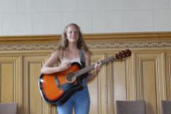 Laureen Isernhagen mit Gesang und Gitarre