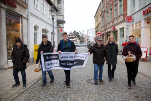 Die Gruppe beim Marsch durch die Bäckerstraße in Perleberg